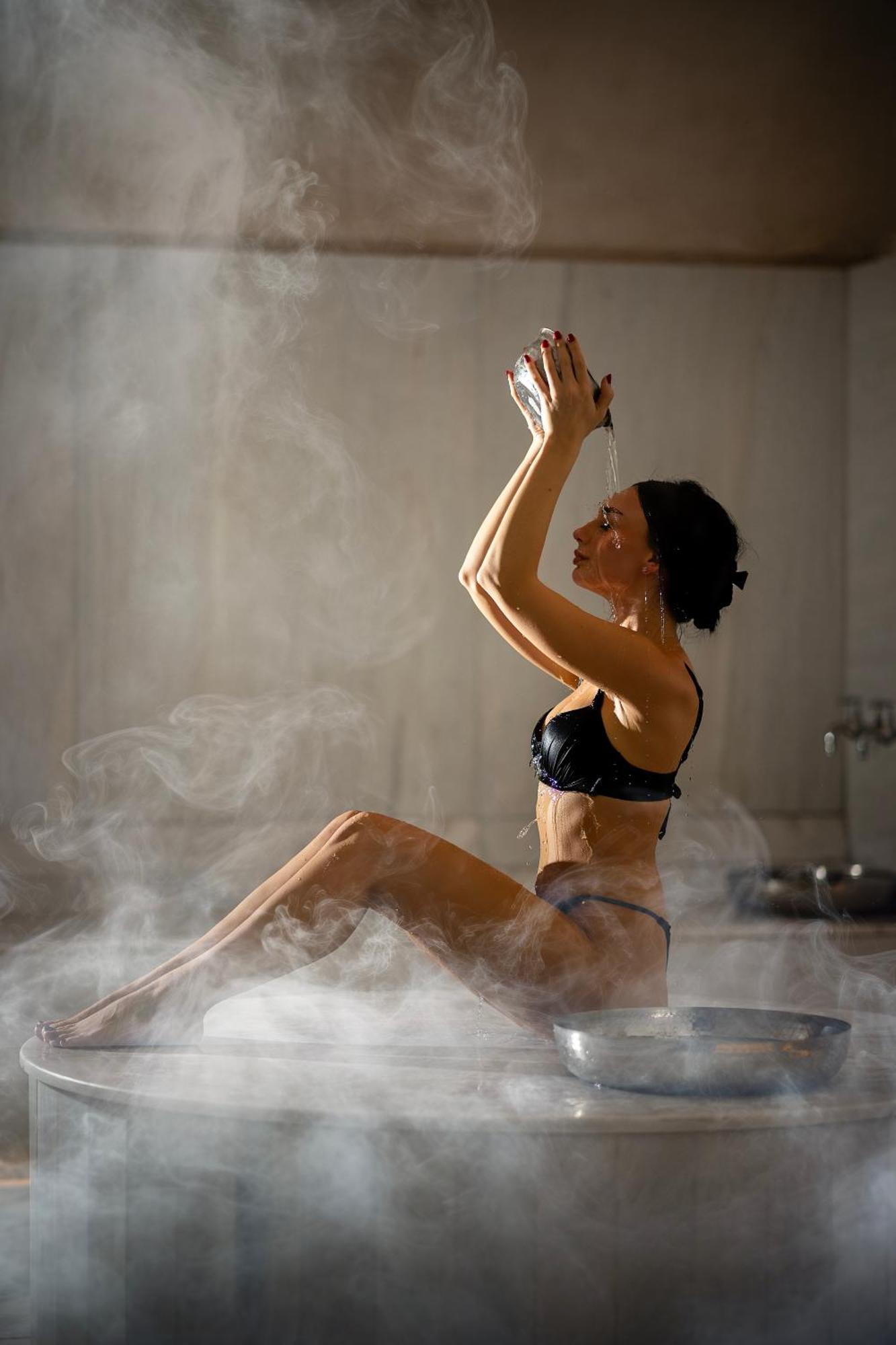 Maritim Marina Bay Resort Spa & Casino Adult Friendly Vlore Exterior photo A woman in a steam room